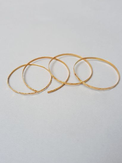 Lot of 4 small rigid bracelets in 18 K gold...