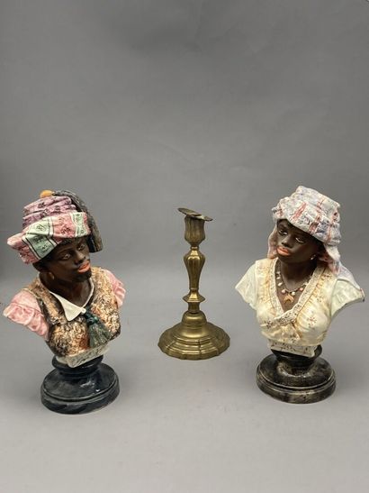 Lot including : 

- A pair of polychrome...