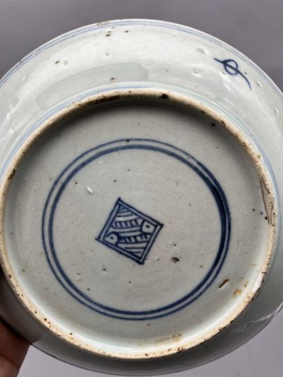 Lot including:

- A porcelain bowl of poly-lobed...