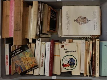 Lot including: 

- MANNETTE including a lot...