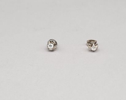 Lot including:

- An 18K (750°/°°) white...