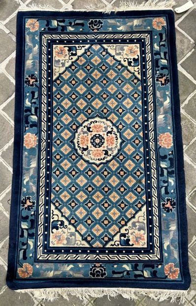 Lot including:

- A large rectangular carpet...