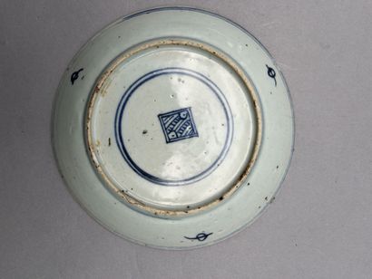 Lot including:

- A porcelain bowl of poly-lobed...
