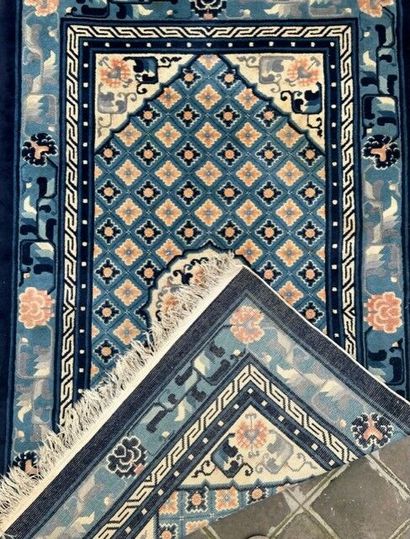 Lot including:

- A large rectangular carpet...