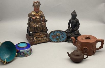 Lot including : 

- A statue of ancestor...