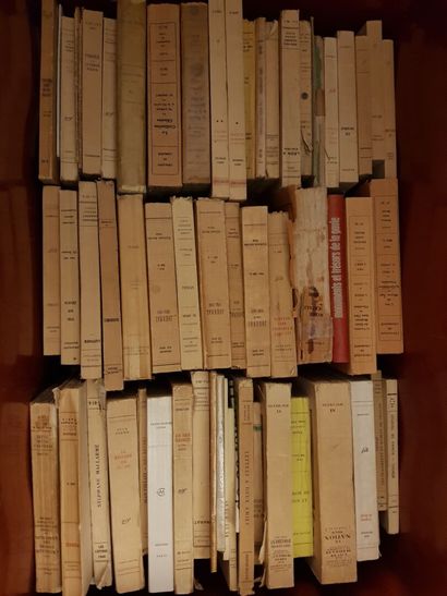 Lot including: 

- MANNETTE comprising a...