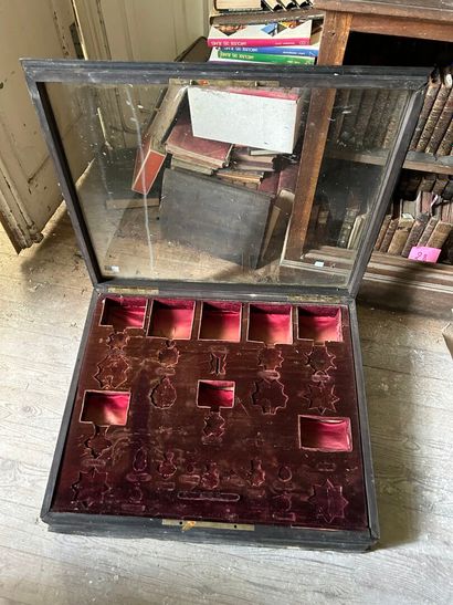 Vitrine de présentation en bois noirci à...