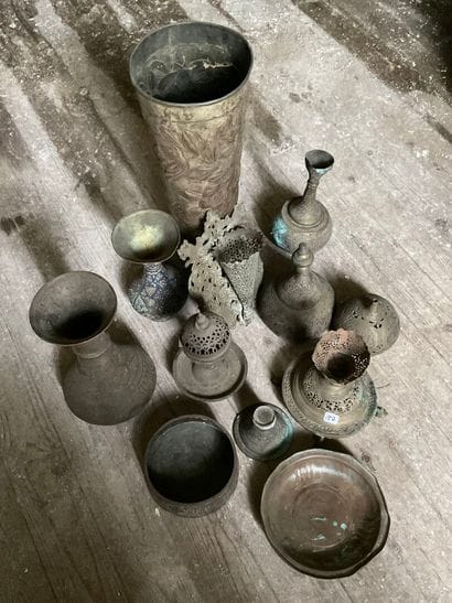 Lot de dinanderie comprenant : un brûle-parfum...
