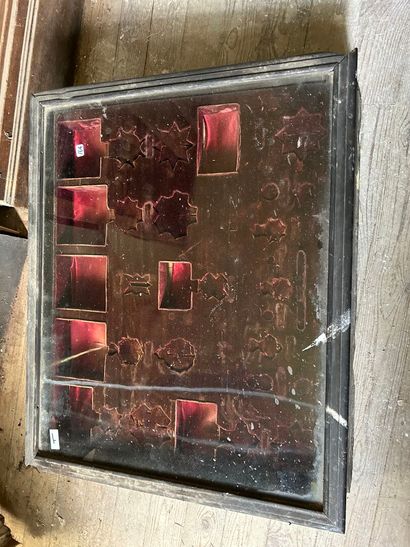 Vitrine de présentation en bois noirci à...