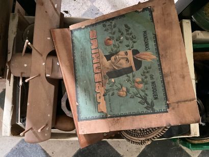 Fort lot de bibelots (cinq cartons) comprenant :...