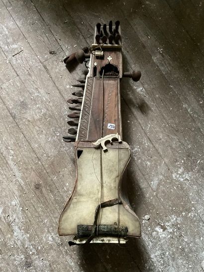 Instrument à cordes à décor d'incrustations...