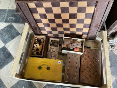 Lot de boîtes à jeux et plateau de jeu d'échec...