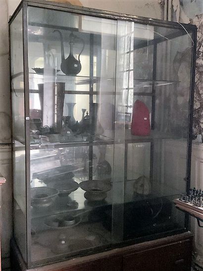 Vitrine coulissante à armature en laiton,...