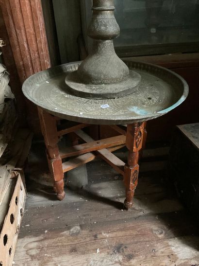 Lampe ou brule parfum. 
On joint une table...