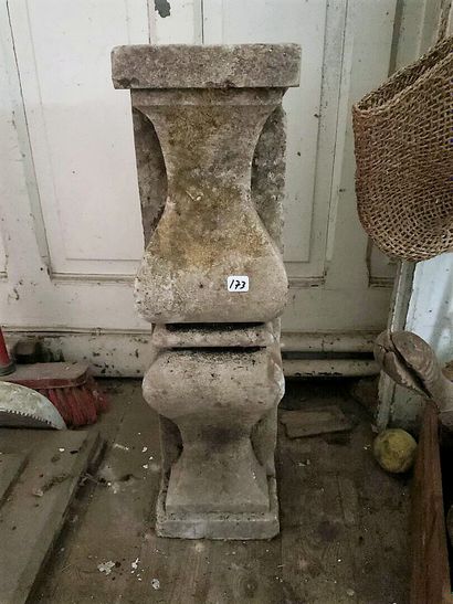 Elément de balustrade en pierre sculpté.
On...