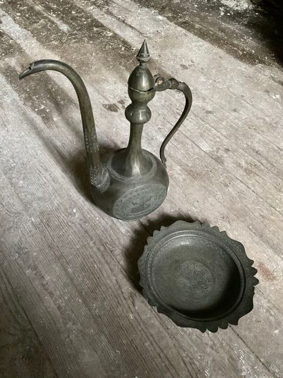 Coupe safavide en cuivre étamé à décor de...