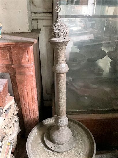 Lampe ou brule parfum. 
On joint une table...