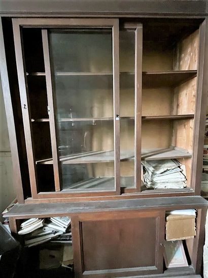 Importante vitrine deux corps, la partie...