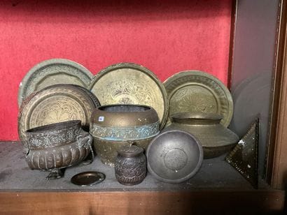 Important lot de dinanderie orientale comprenant :
12...