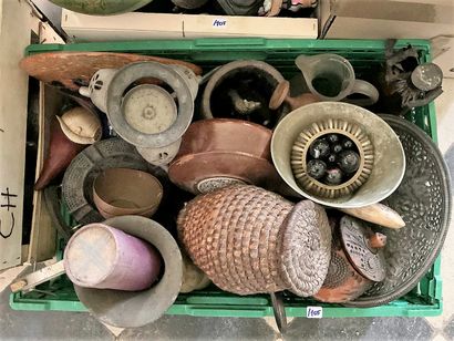 Fort lot de bibelots (cinq cartons) comprenant :...