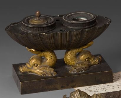 Shuttle-shaped inkwell in bronze with shaded...
