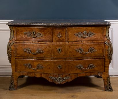 Rosewood veneered chest of drawers. Opens...