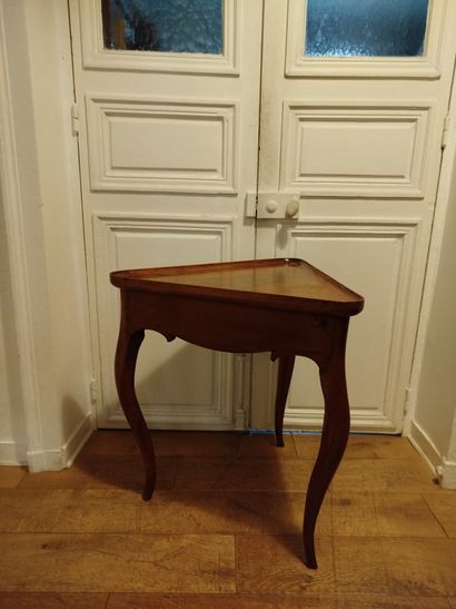 Sorting table with triangular cabaret top...