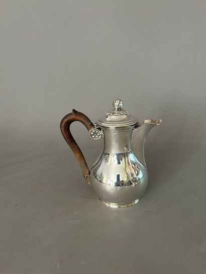 Silver flat-bottomed coffee pot on heel....