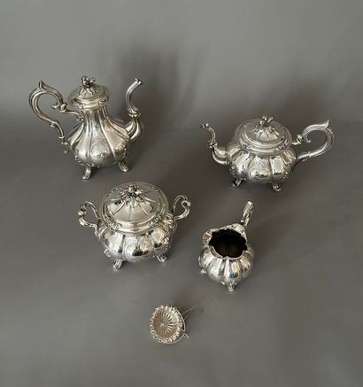 Lot including :
- a silver scrolled tea and...