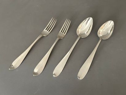 Cutlery set including :
- two 833°/°° silver...