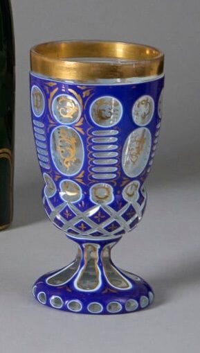 Gobelet en verre à dominante bleue et partiellement...