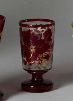 Petit gobelet en verre transparent partiellement...