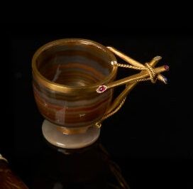 Carved agate TCHARKA mounted in 14K (585°/°°)...