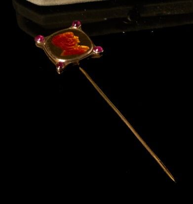 CRAVATE PINGLE in 14K (585°/°°) gold, titled...