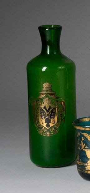 Bouteille en verre fumé de couleur verte...