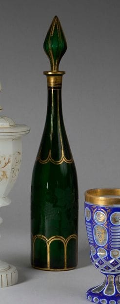 Carafe couverte en verre vert transparent...