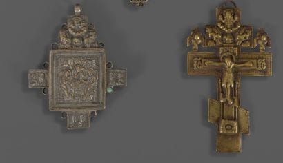 Ensemble composé d'une croix en bronze doré...