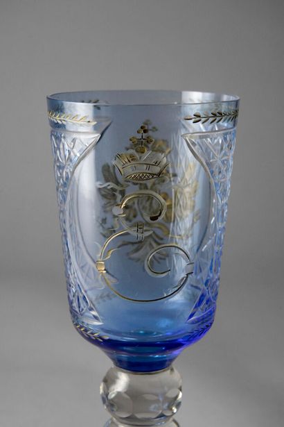 Grand verre à pied en cristal partiellement...