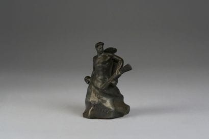 STATUETTE en régule figurant un homme à mi-corps...