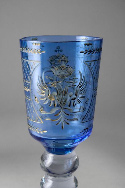 Grand verre à pied en cristal partiellement...