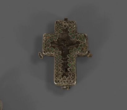 CROIX PENDENTIF en bois sculpté représentant...