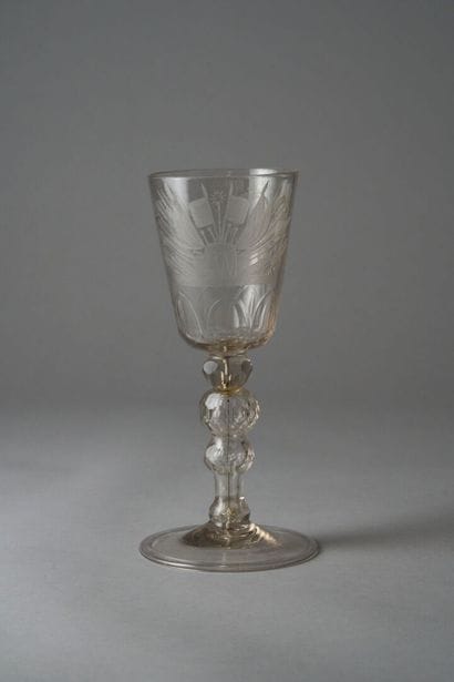 Grand verre à pied en cristal de forme tronconique,...