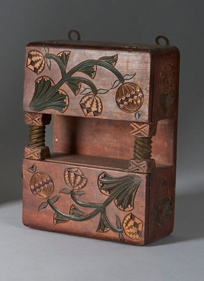 CABINET MURAL en bois partiellement polychrome...