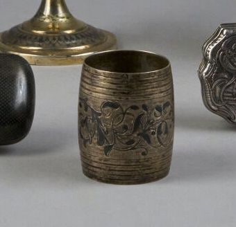 Set consisting of a small cylindrical silver-plated...
