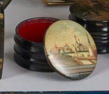 Round lacquered papier-mâché box with polychrome...