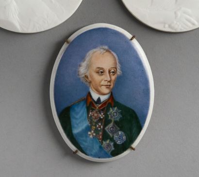 MÉDAILLON en porcelaine, de forme ovale,...