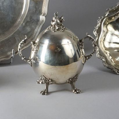 HOUSE KHLEBNIKOV. 
COVERED SUCRIER in silver...