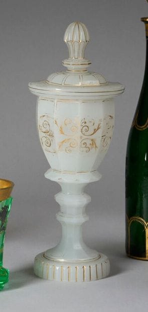 Gobelet couvert en opaline de forme évasée...