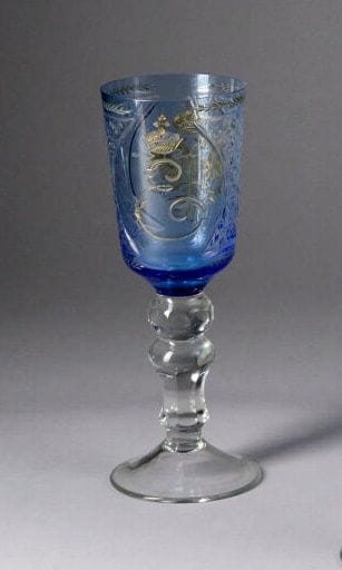 Grand verre à pied en cristal partiellement...