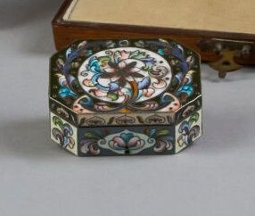 PILLOW BOX in silver (800°/°° minimum), titled...